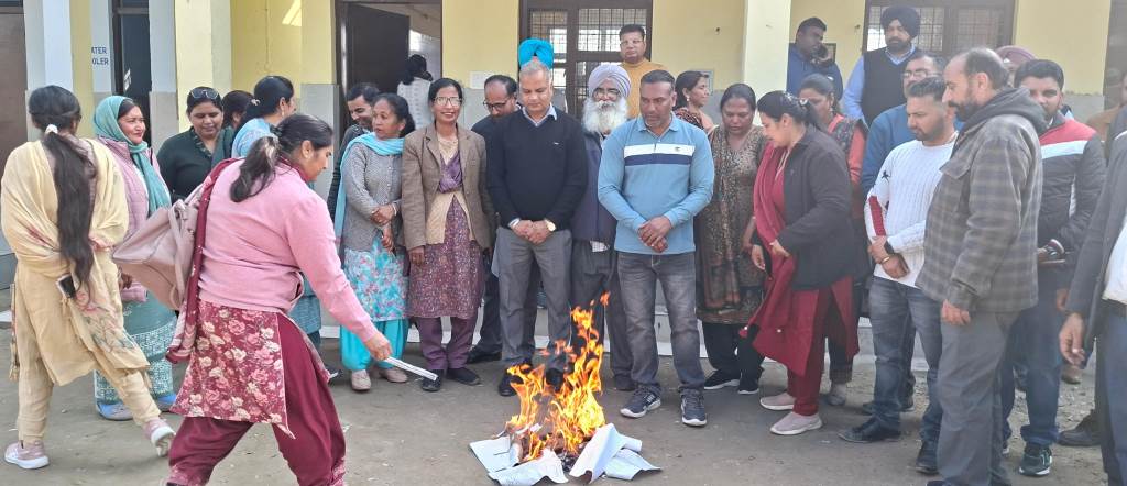 TET related copies were burned under the leadership of the Joint Teachers Front